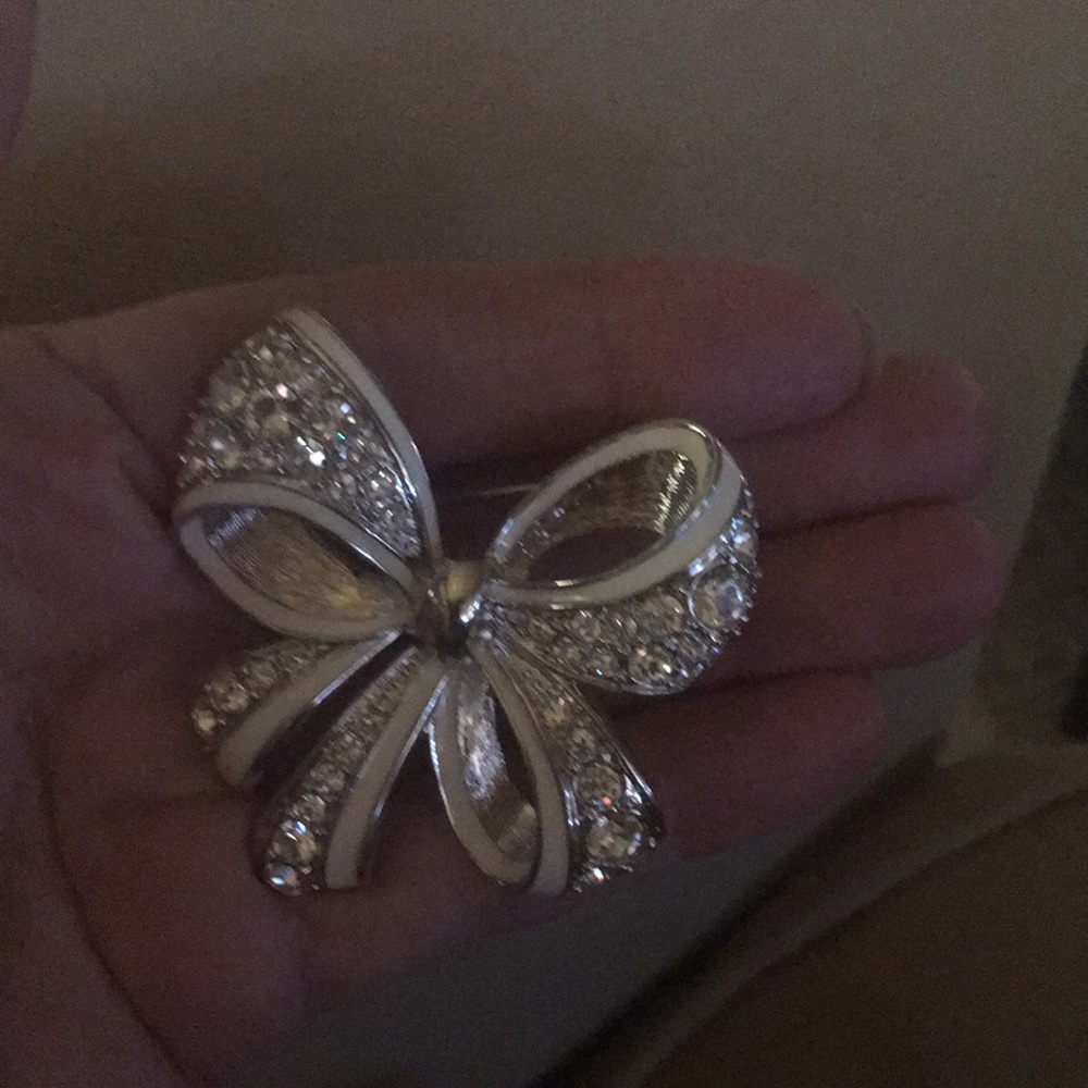 Bow pin